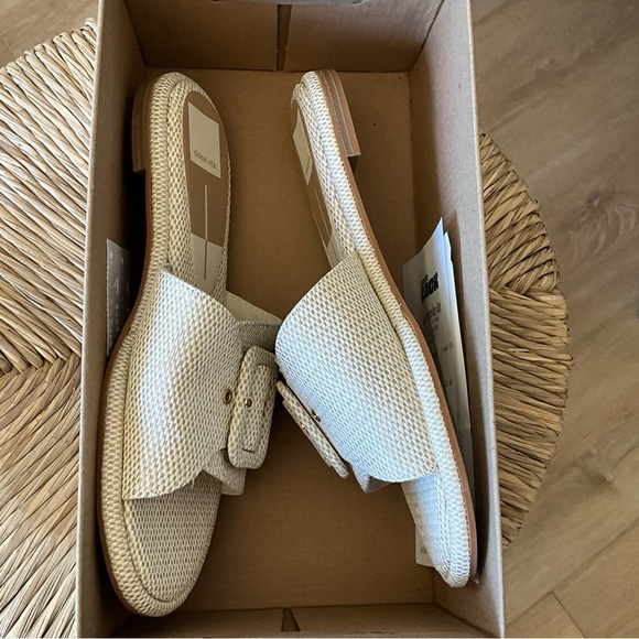 NEW IN BOX DOLCE VITA SIZE 8 SANDAL. STYLE IS ANJANI. COLOR IS IVORY RAFFIA. - Picture 2 of 6